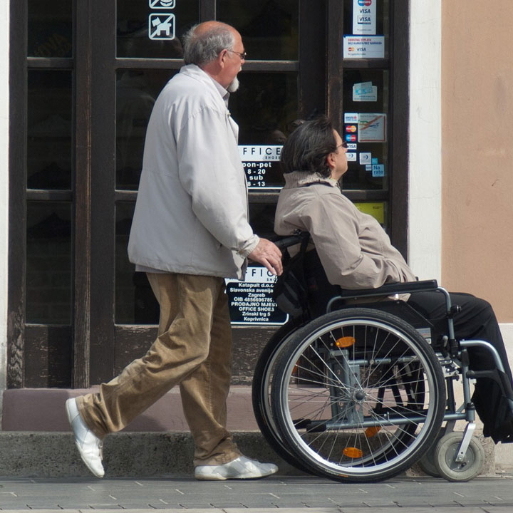高齢者の生活を支える「介護職」